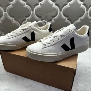 NWT Veja Campo Sneakers Size 38, Extra White/Black